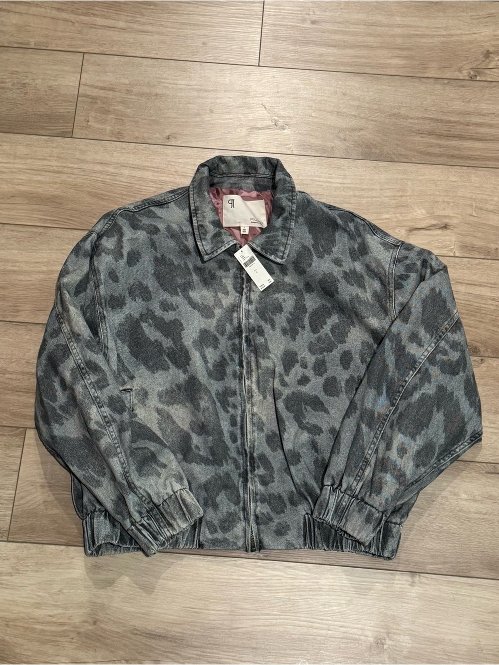 THE RYLIE BOMBER JACKET BY PILCRO - GREY LEOPARD